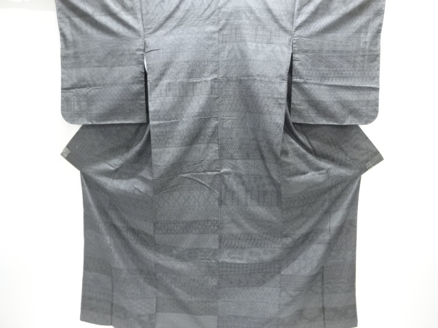 未使用品　仕立て上がり　横段に幾何学模様織り出し本場結城紬100亀甲着物(石下)